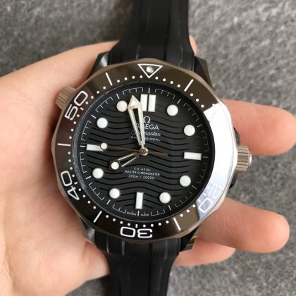 2025112415014239 420x420 - 頂級歐米茄復(fù)刻表VS新海馬300陶瓷鈦海馬歐米家的黑暗騎士